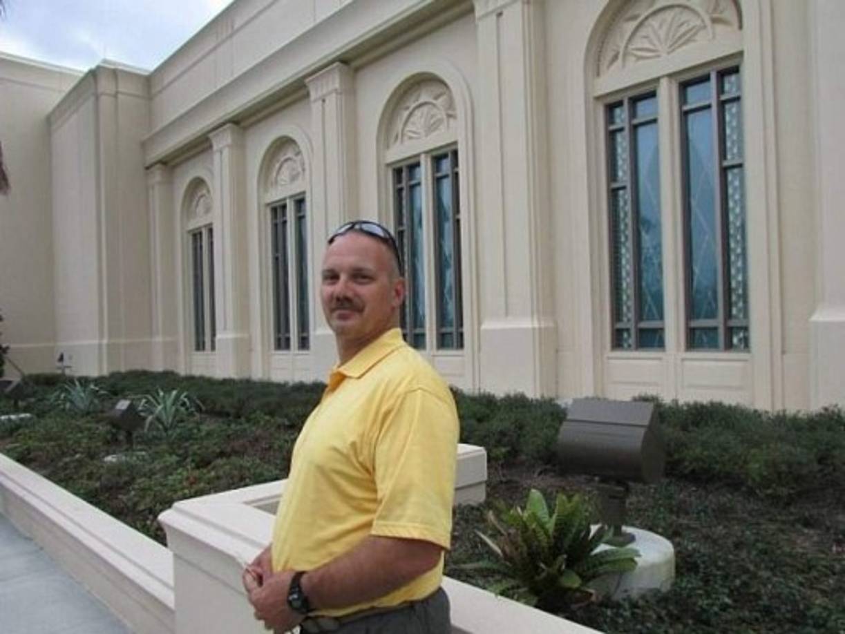 Chris Hixon, 49, un maestro de educación física también pereció tratando de proteger a sus estudiantes del atacante.