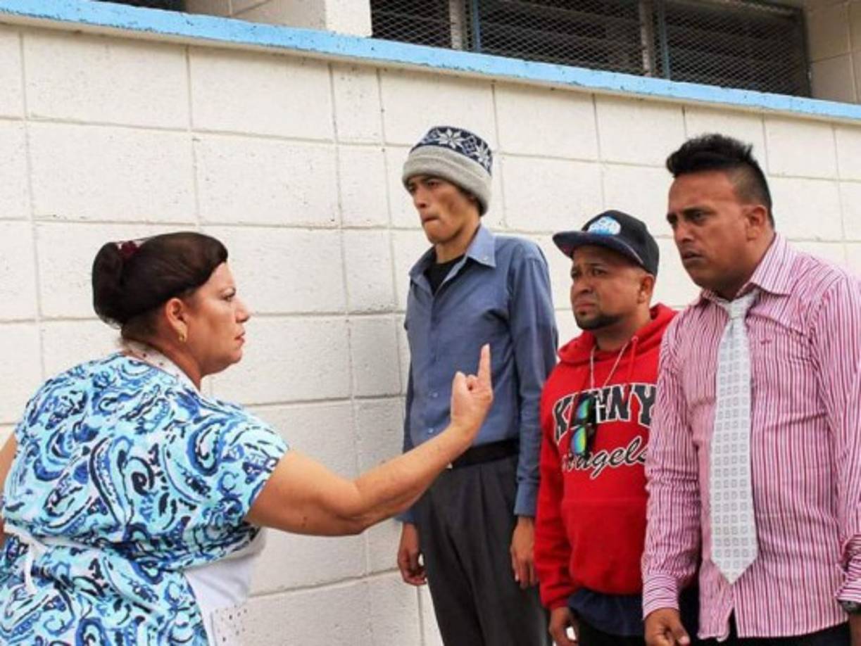 El popular “Alero” José Villanueva vuelve a la pantalla grande con la película Historia de héroes. Debuta esta vez como productor y director en una cinta que según él superará el éxito de Navidad catracha y Un loco verano catracho. La película está inspirada en tres divertidos jóvenes que no les gusta trabajar y deciden cambiar su estilo de vida, pero todo cambia cuando llegan a la Policía Nacional donde serán sometidos a duros entrenamientos. El elenco lo integran Joshe villanueva, Anahí Pérez, Juan carlos ortiz, Diego Betanco, Rosa Alvarado, Dorian Barahona, Blanca Enamorado y Walter Amaya.