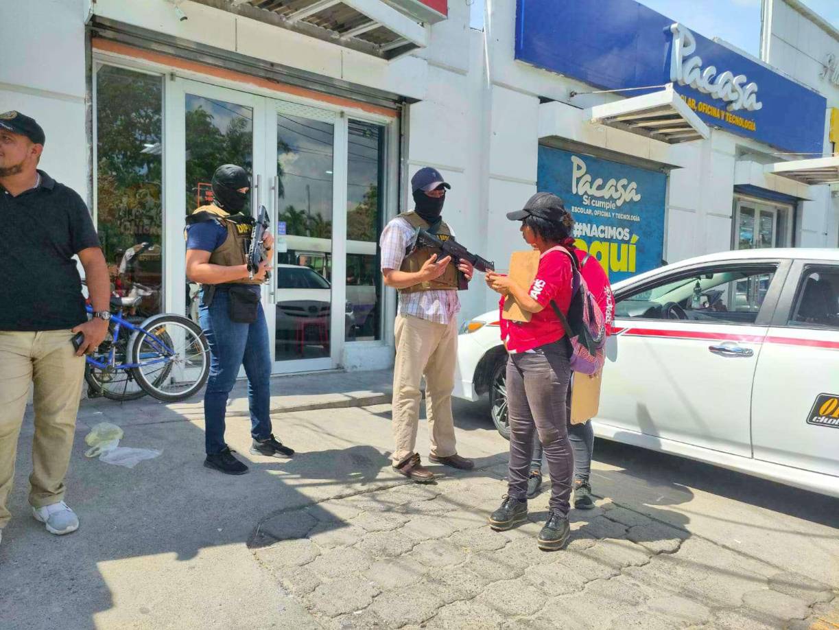 Las autoridades de la Dipampco socializan con los pobladores de Choloma para que procedan con las denuncias por extorsión u otros delitos.