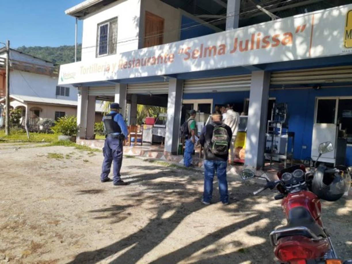 En Atlántida este día habían comercios abiertos, pero a la ordenanza del gobierno.