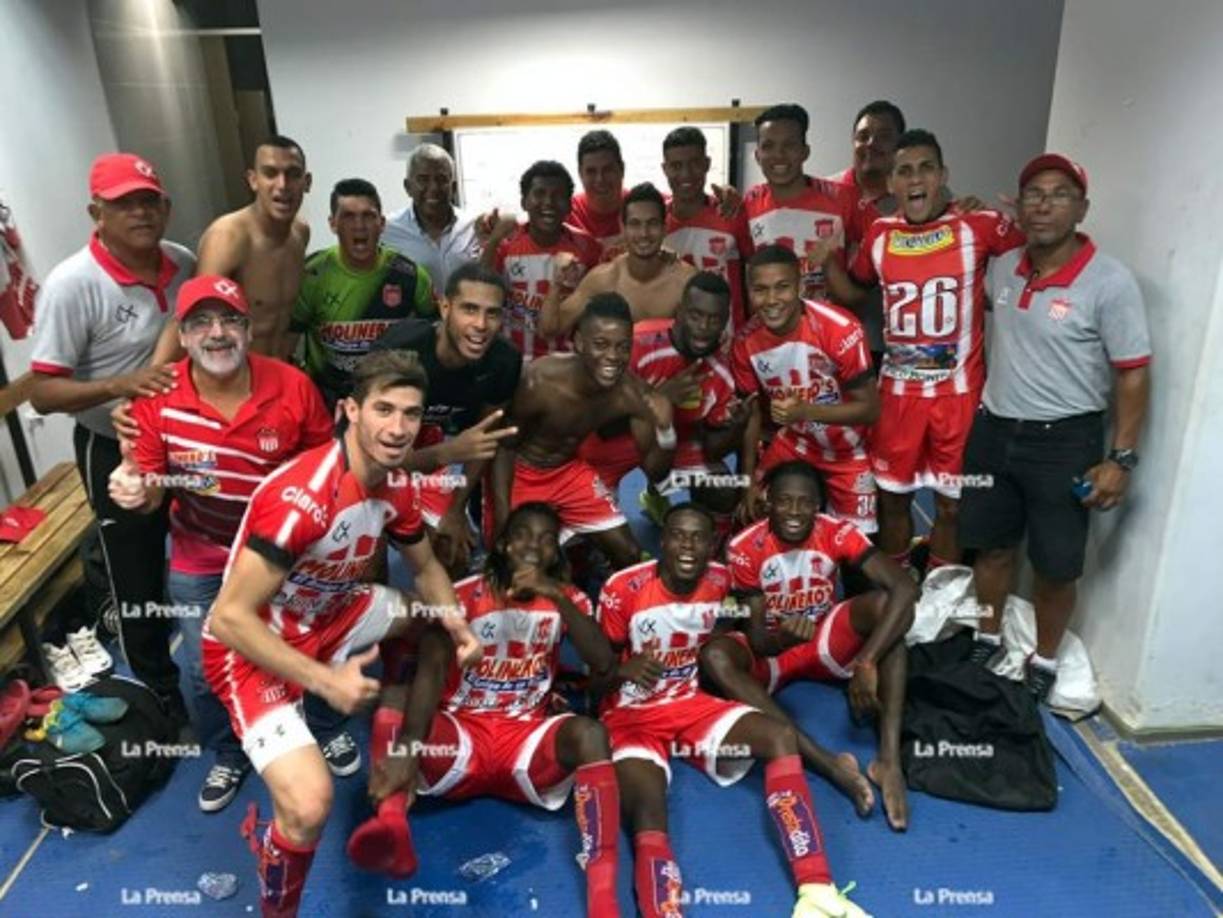 El festejo de los jugadores del Vida en el camerino del estadio Nacional tras salvarse del descenso.