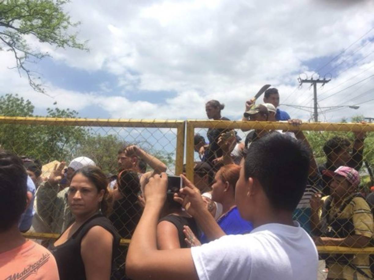 Armados con machetes y palos, los pobladores buscan defender los supermercados y centros comerciales de las turbas saqueadoras.