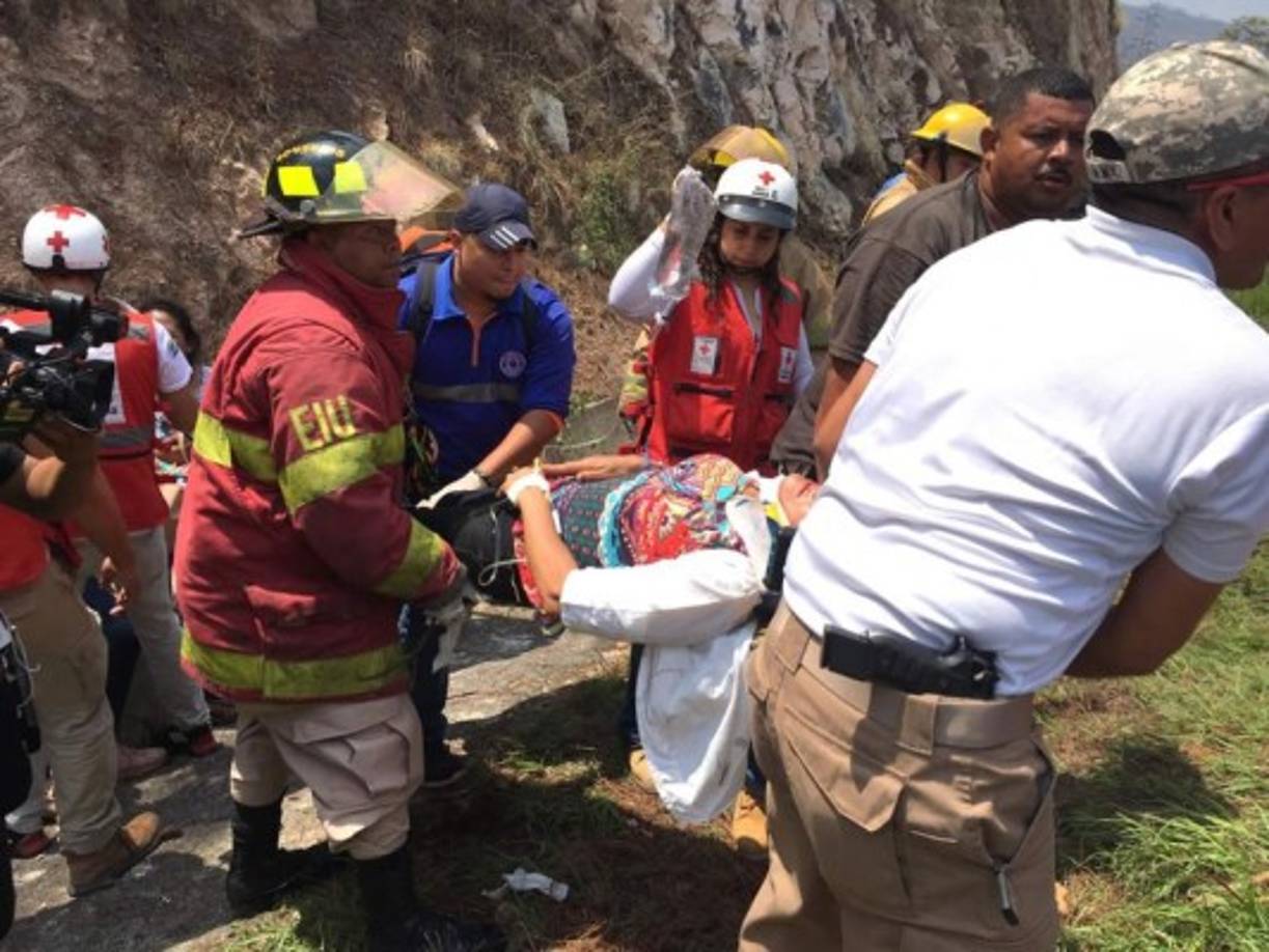 Familiares de los accidentados se han abocado desesperados hasta el Instituto Hondureño de Seguridad Social (IHSS) de la zona, para verificar la condición de sus seres queridos.