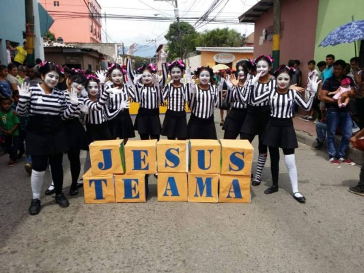Un grupo de jovencitas realizan mimos en Comayagua, zona central de Honduras.