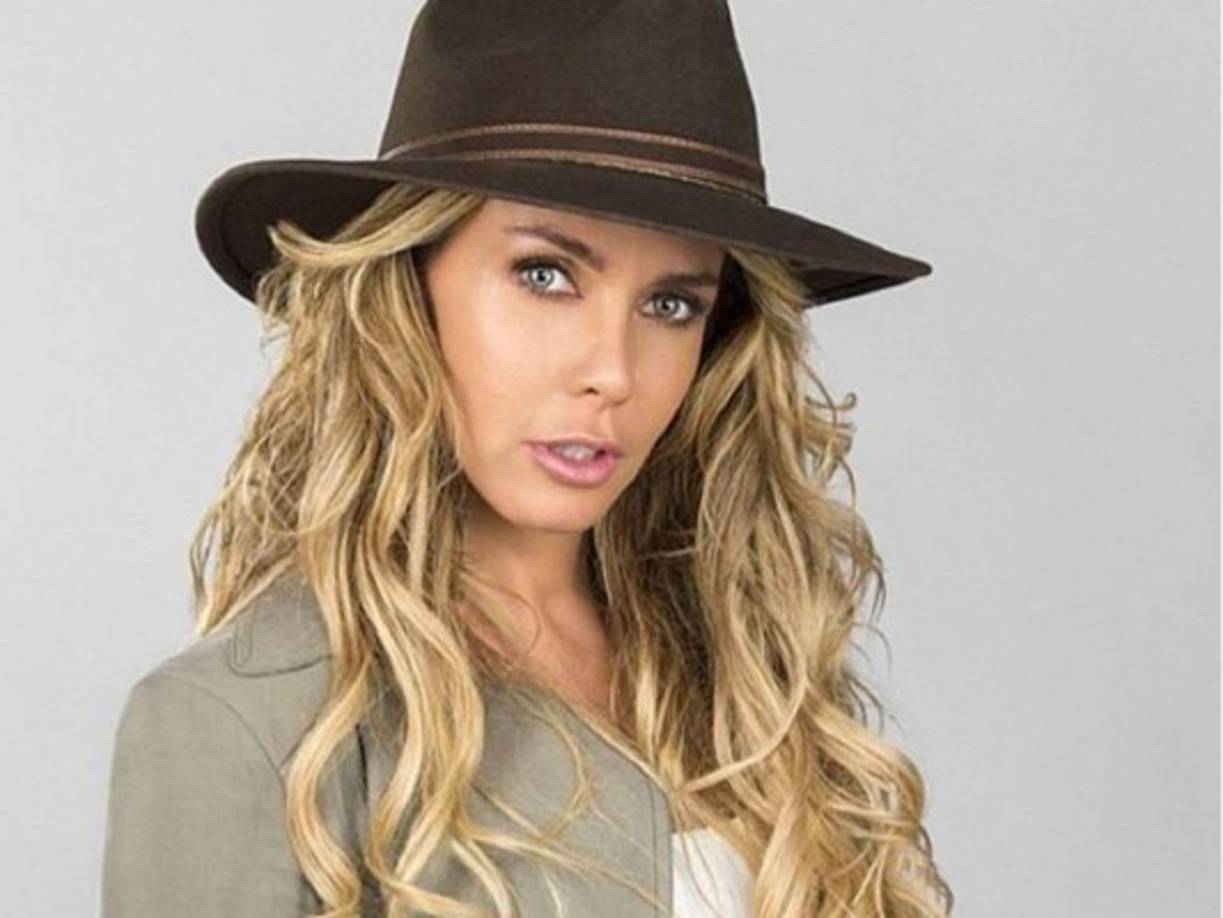 Se dice que Leonardo Demian Bours, enamoró primero a Sabine Moussier, a base de engaños y a través de Twitter. Según fuentes de Televisa, el galán “conoció a Sabine de la misma forma que a Paty Navidad el 4 de noviembre de 2014, vía telefónica por la maquillista, quien le dijo a Sabine que él era ex de Navidad. La diferencia es que esta actriz lo conoce como Demian”.