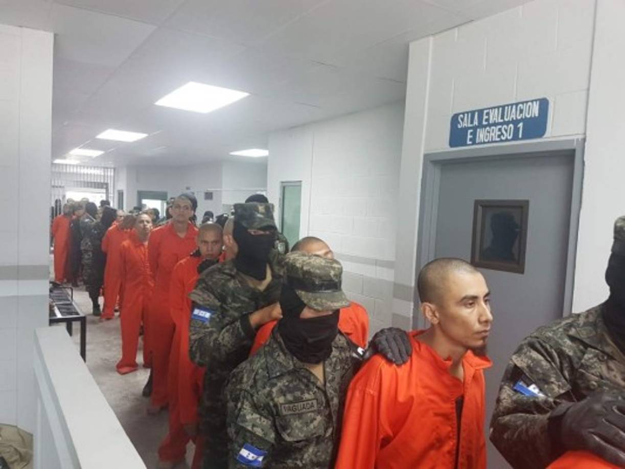 Los militares controlaron en todo momento el traslado de los internos.