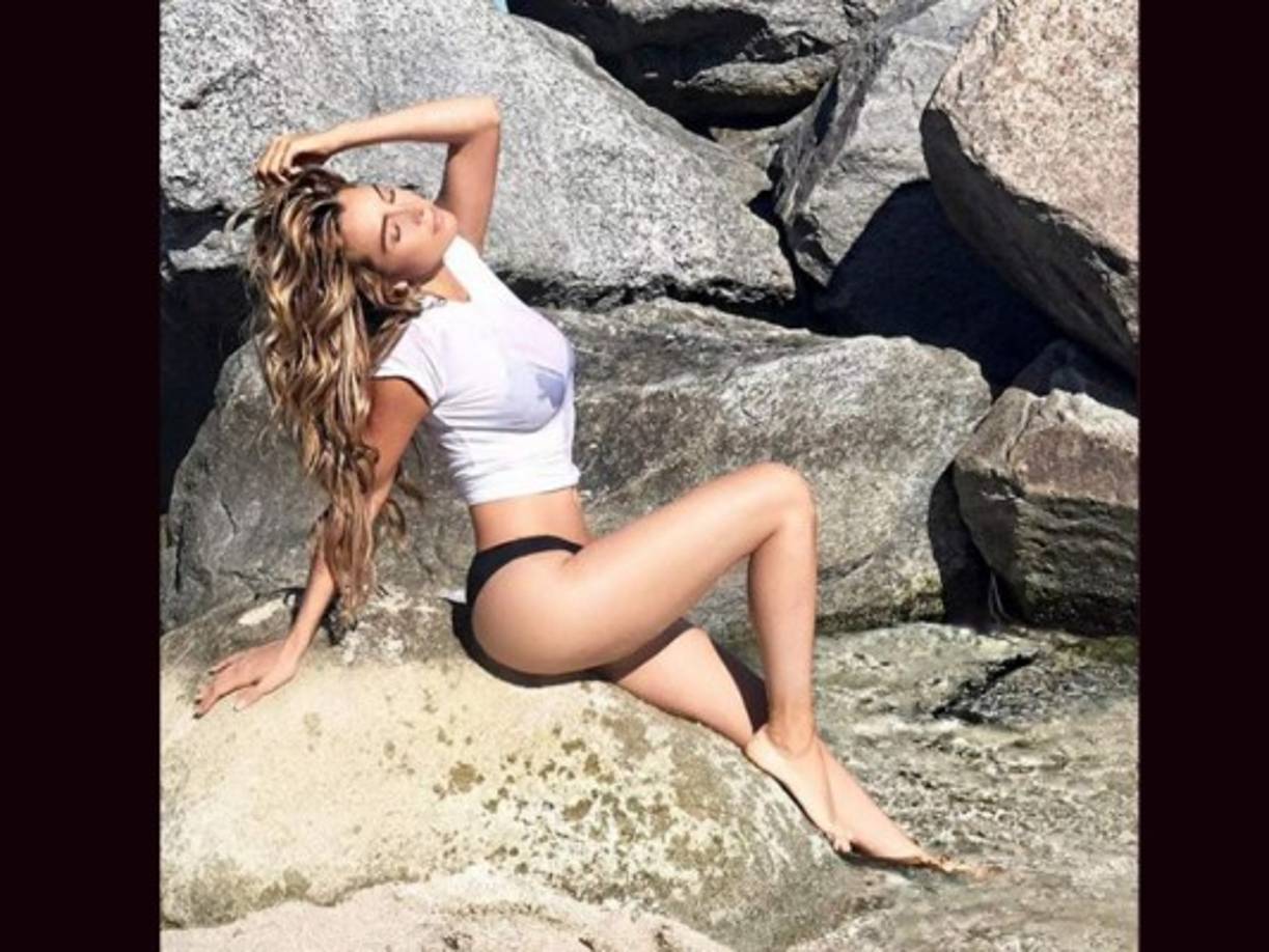 Acostumbrada a subir fotos de todo tipo, Elizabeth desató la controversia con una imagen en bikini.