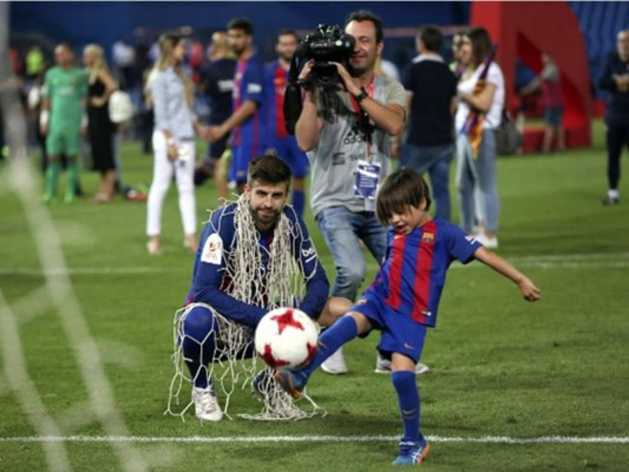 Piqué observando a su hijo como domina el balón.