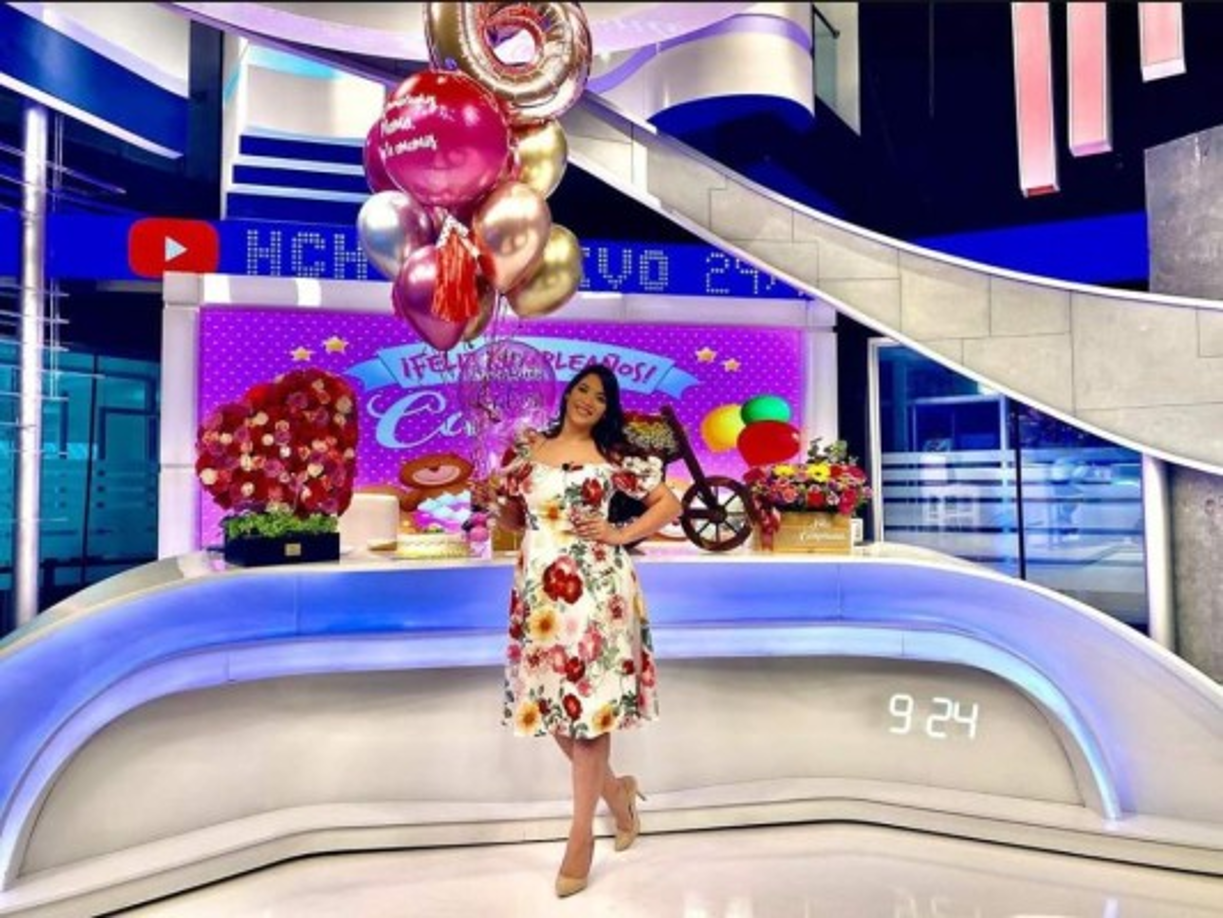 Los compañeros del canal en el cual trabaja como presentadora, le dieron una cálido agasajo.