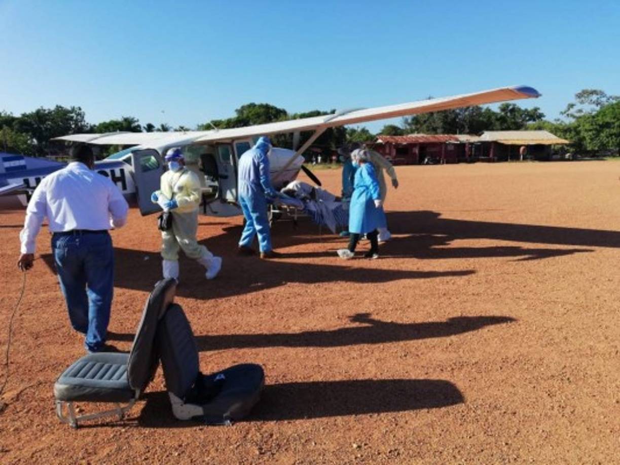 Actualmente el nosocomio de Puerto Lempira no cuenta con unidad de cuidados intensivos para tratar pacientes graves de covid que presentan saturación en los pulmones, por lo que deben ser trasladados vía aérea a Tegucigalpa o San Pedro Sula.