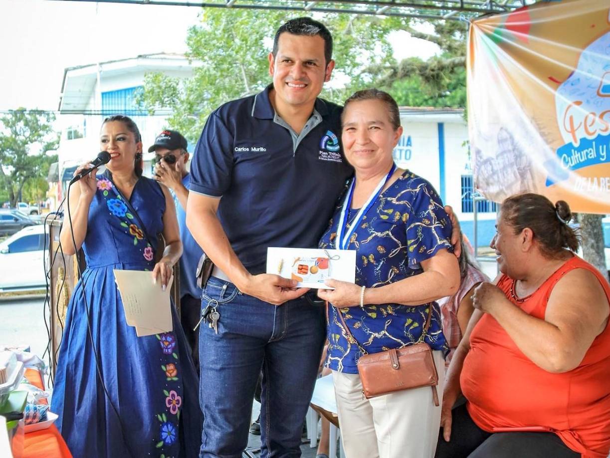 Carlos Murillo, coordinador de la Oficina Territorial Plan Trifinio Ocotepeque, premió a una de las ganadoras de la competencia de la mejor quesadilla.