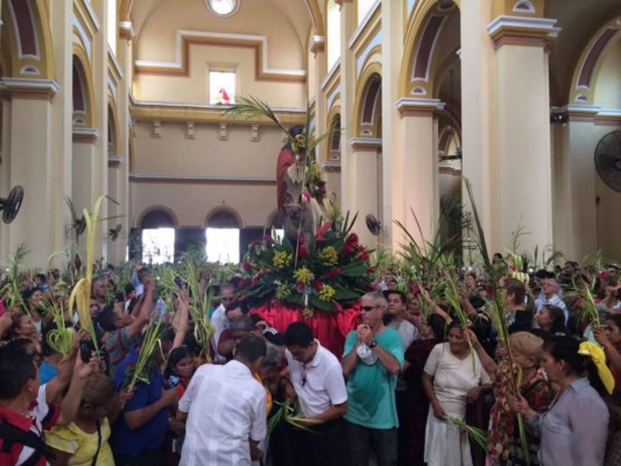 Abarrotada de personas luce la catedral sampedrana.