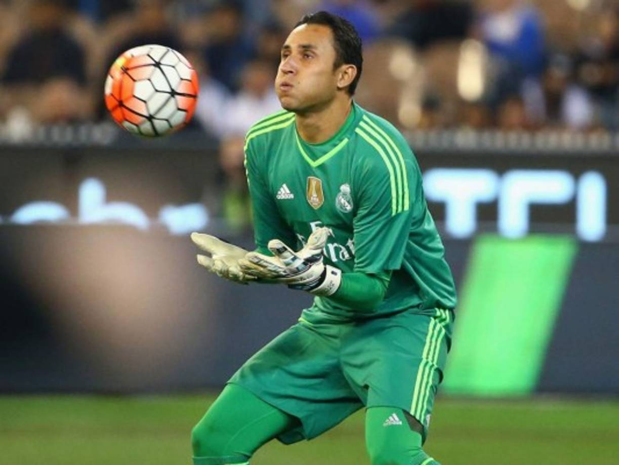 Pep Guardiola y su Manchester City podrían sacar de un apuro al Real Madrid. Teniendo en cuenta que el club blanco quiere fichar un gran portero en verano, -y desprenderse de Keylor Navas-, el interés del conjunto inglés en el guardameta costarricense le iría como anillo al dedo. El técnico catalán piensa en él como relevo de Claudio Bravo.