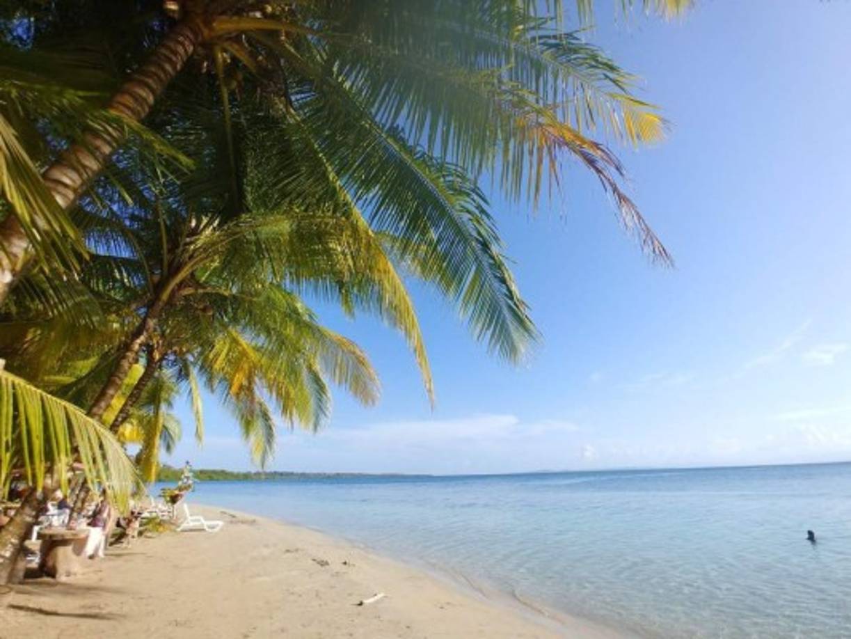 7. Playa estrella - Bocas del toro, Panamá<br/><br/>La llamada Playa Estrella o Paya de las Estrellas en Bocas del Toro se llama así por una buena razón. Se trata de uno de esos lugares increíbles en los que la naturaleza sorprende a todos. <br/><br/>En esta singular playa se concentran docenas de estrellas de mar gigantes. <br/><br/>