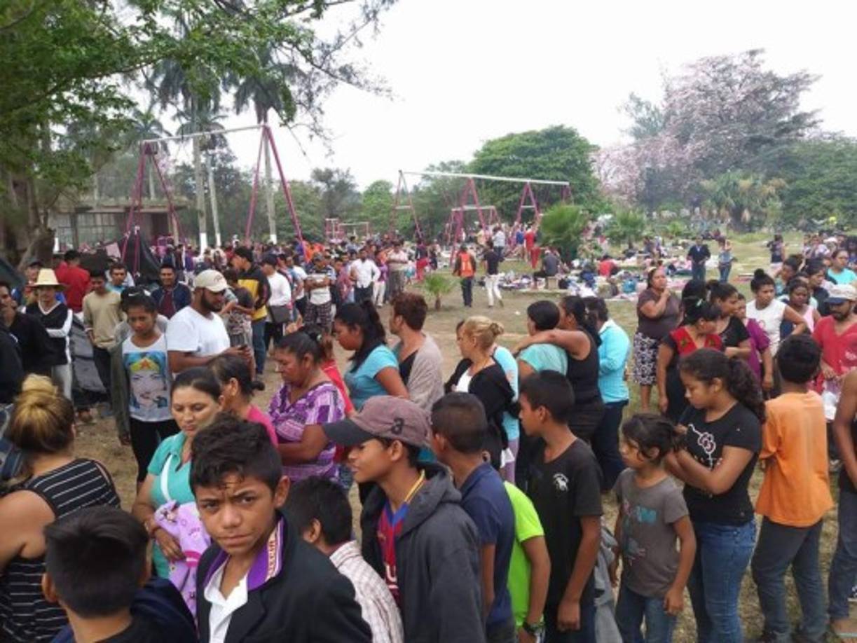 Los organizadores de 'Pueblos sin Fronteras' hacen avanzar a los inmigrantes en grupo y a la vista de todos para protegerlos de las autoridades y de las bandas y los cárteles de los que son víctimas cuando están aislados.