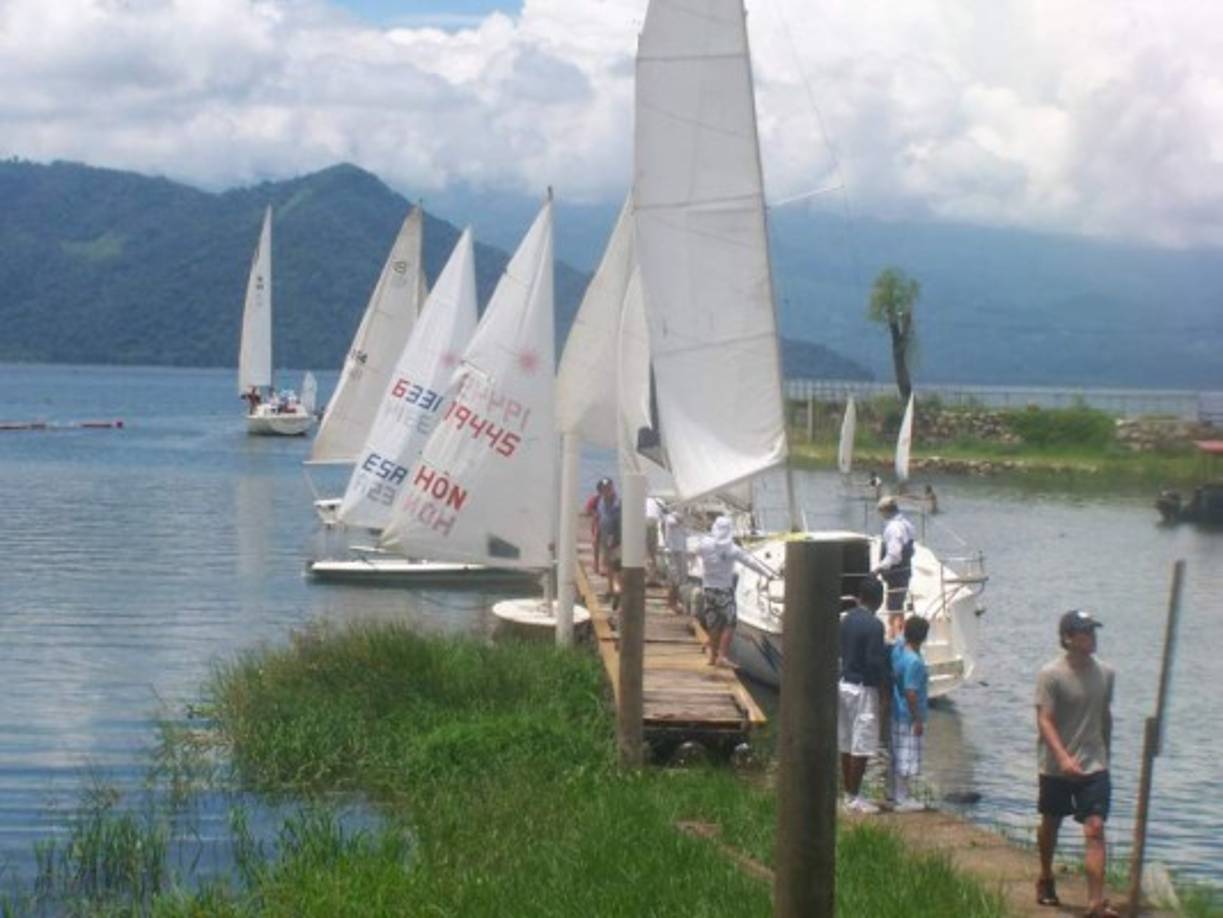 En el Lago de Yojoa se pueden practicar deportes acuáticos, disfrutar del paisaje y abre la oportunidad a una aventura gastronómica sin igual.