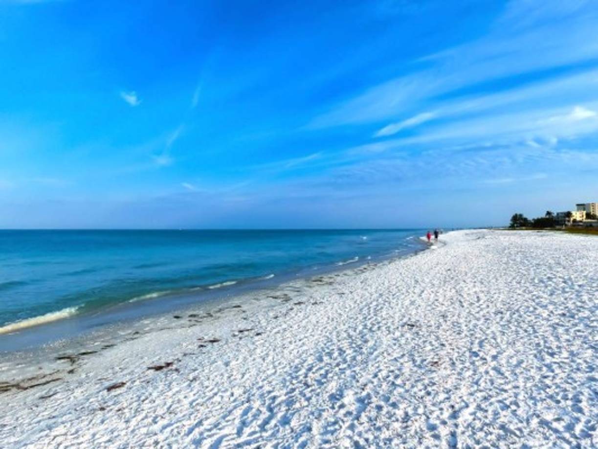 11. Siesta Beach, Florida: La perfecta y suave arena blanca es propicia para descansar y gozar de un extenso mar cristalino. Además, en este lugar se ofrece venta de souvernirs, alimentos y hasta baños públicos. Es perfecta para pasar un momento maravilloso y realizar actividades acuáticas.