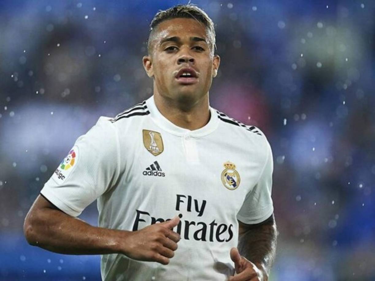 El Real Madrid, una vez cerrada la negociación con el AC Milan por Theo Hernández, ofrece al club italiano en calidad de cedido a Mariano Díaz, quién con la llegada de Luka Jovic a la plantilla, no tiene cabida en el equipo de Zidane. Equipos de la Premier League también han mostrado interés en el delantero, pero para comprarlo, cosa que el Real Madrid no quiere.