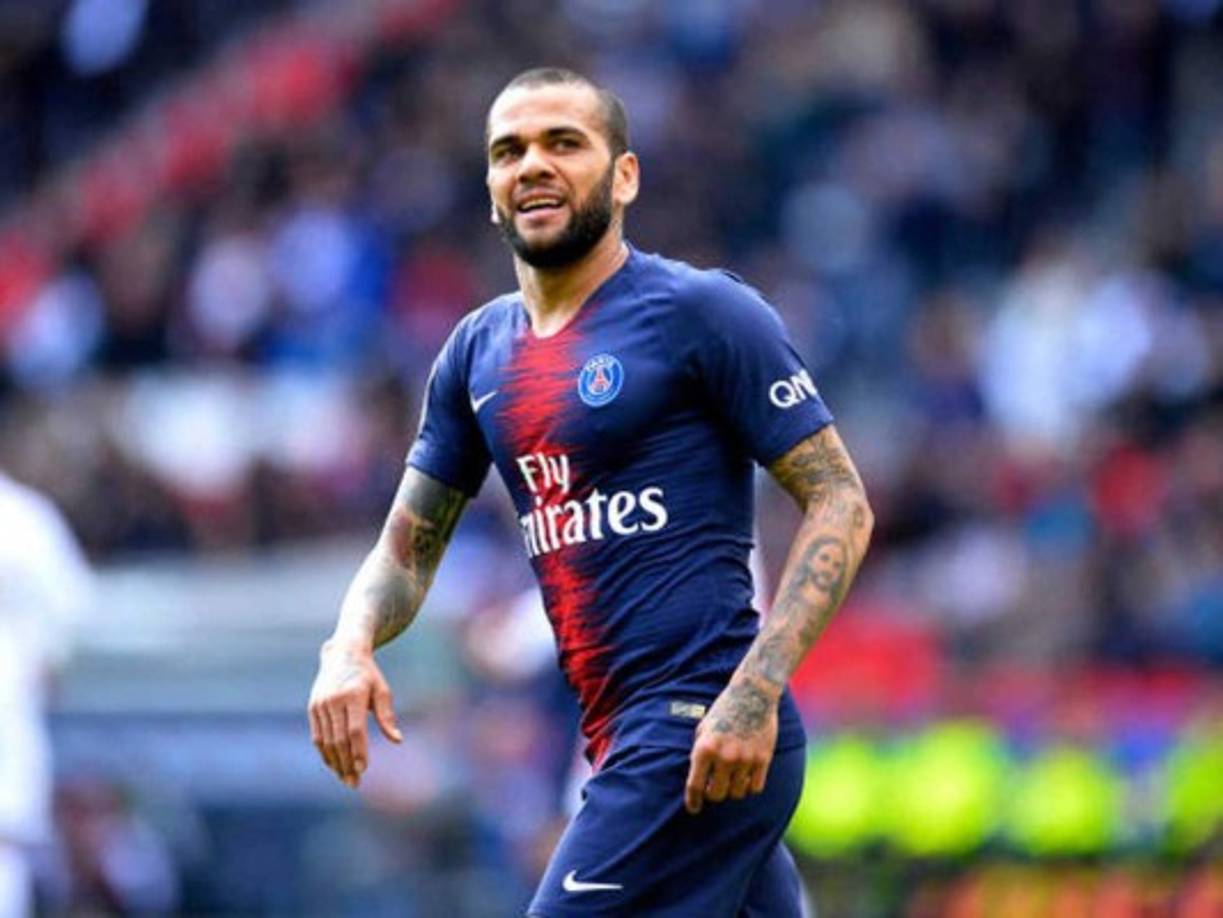 Dani Alves tiene tres ofertas, según Globoesporte, tras confirmarse su salida del PSG. Este medio brasileño añade que el veterano lateral habría confesado a su entorno su deseo de jugar en la Premier League, algo que no ha hecho aún en su carrera a sus 36 años y que le supondría un reto al ser una de las mejores ligas del mundo.