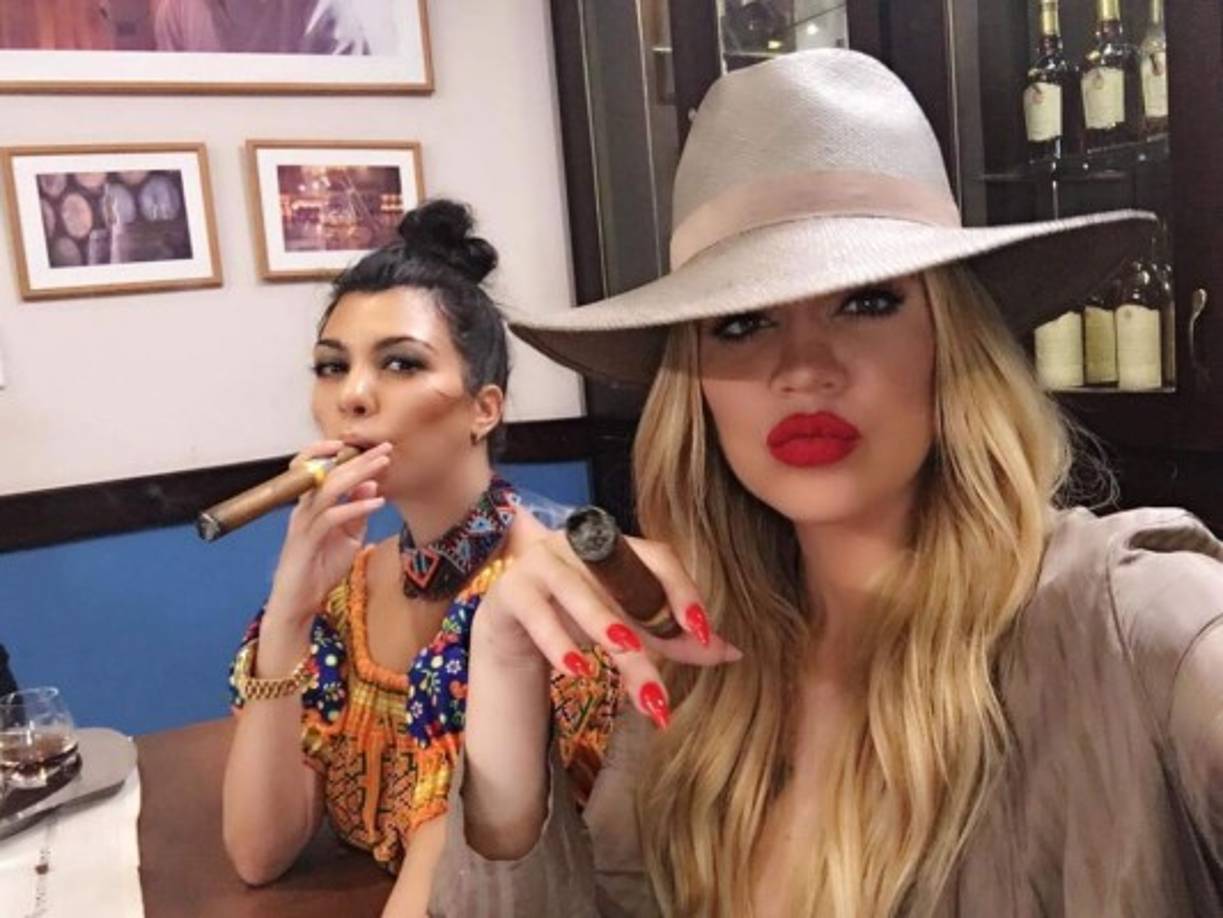 Khloé, de hecho, publicó una imagen con sus hermanas y su amiga, Malika Haqq, todas fumando un puro.