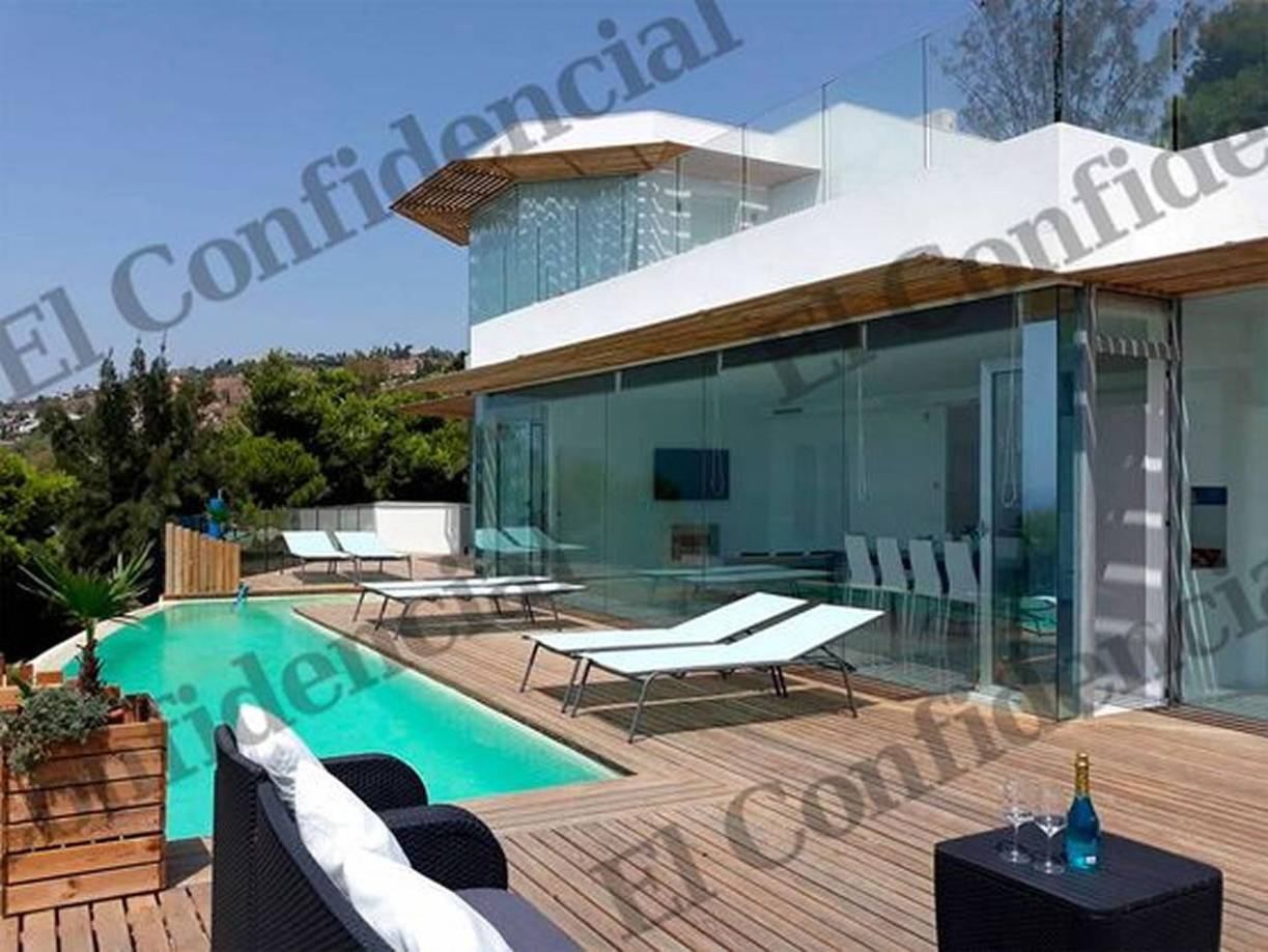 Las orgías con dinero de la Federación española. Las fiestas privadas han dado mucho que hablar durante su mandato. Juan Rubiales, tío del presidente y su exjefe de gabinete, afirmó en sede judicial que su sobrino invitó a “un grupo de ocho o diez chicas jóvenes a un chalé en Salobreña (Granada) únicamente alquilado para el disfrute del presidente y su equipo, pagándolo con las tarjetas de la RFEF.