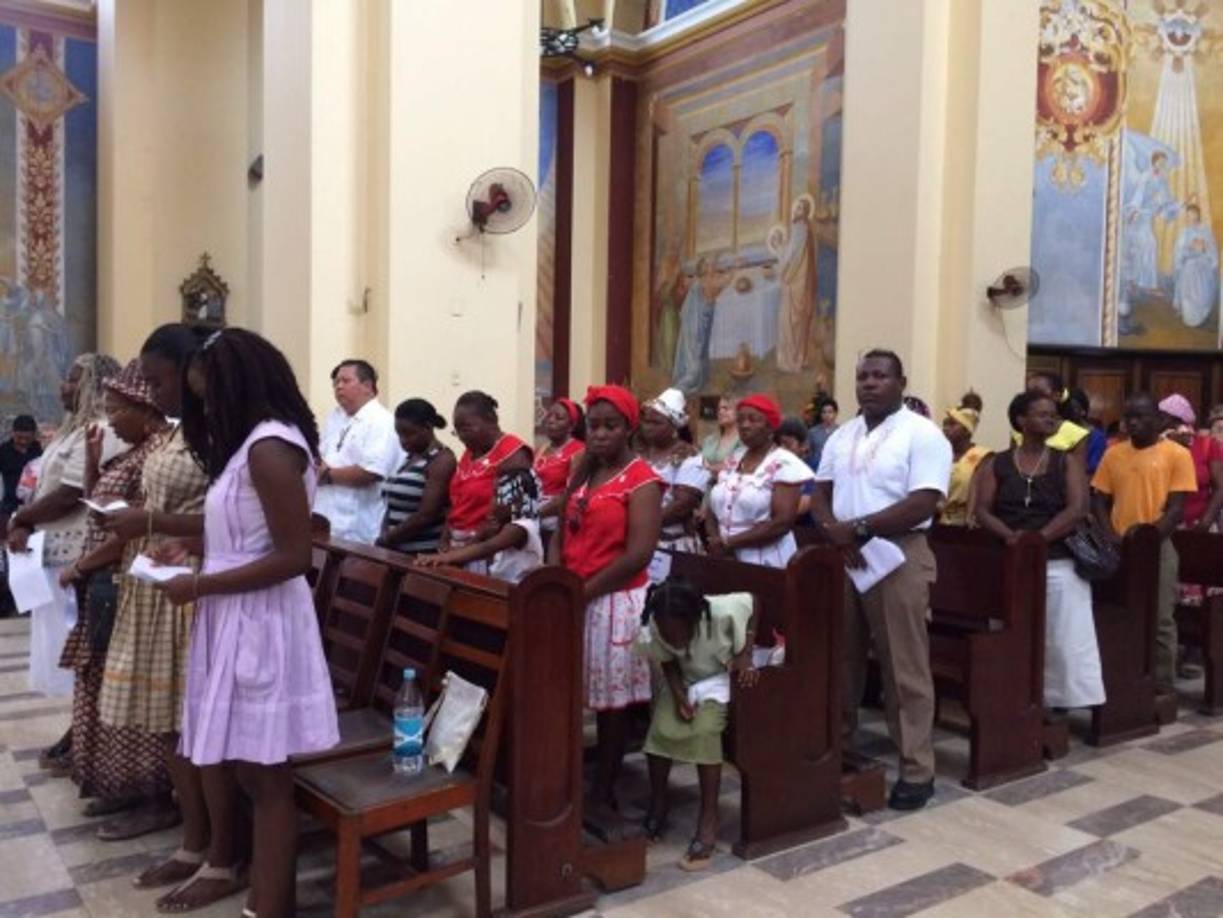 Decenas de garífunas acudieron a la catedral de San Pedro Apóstol para dar inicio a los festejos por el 218 aniversario de su llegada a Honduras.