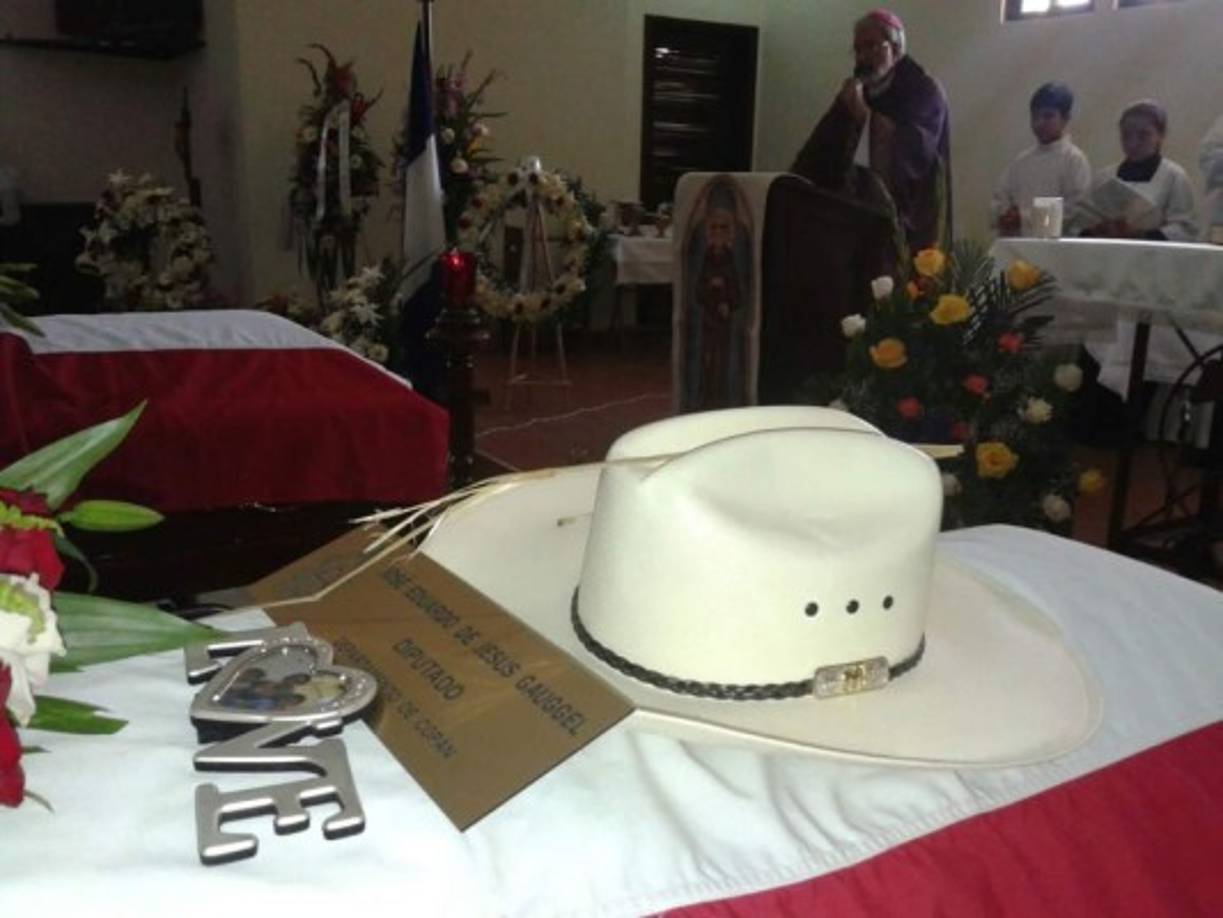 En el ataúd de diputado liberal José Eduardo de Jesús Gauggel Medina se colocó su infaltable sombrero.