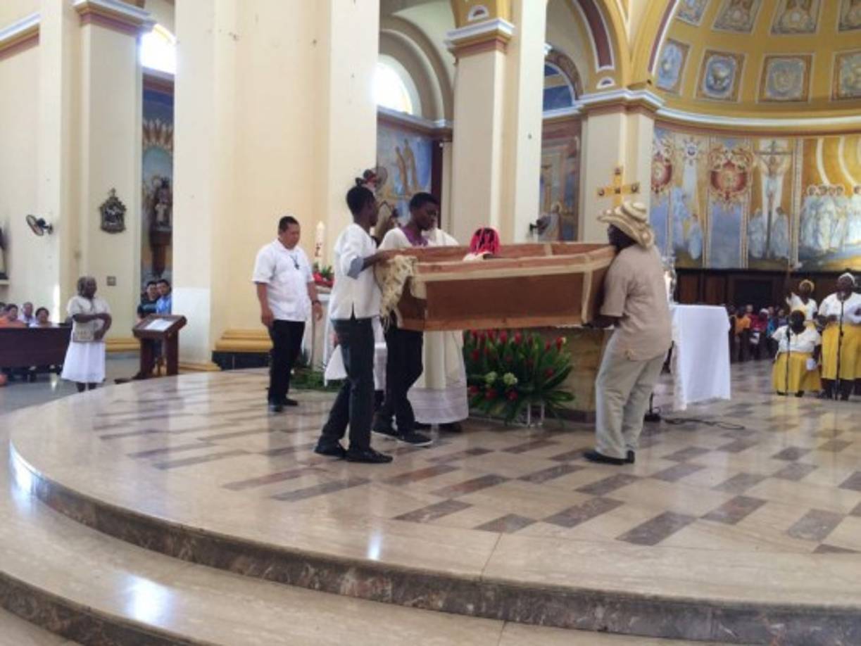 Decenas de garífunas acudieron a la catedral de San Pedro Apóstol para dar inicio a los festejos por el 218 aniversario de su llegada a Honduras.