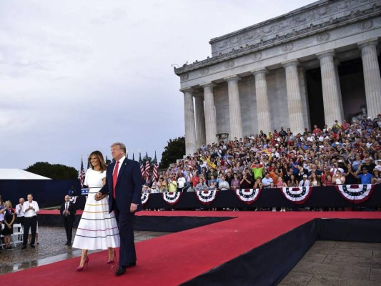 El 243 aniversario de la independencia de Estados Unidos de la Corona británica tuvo su desfile en la Avenida Constitución y su concierto 'A Capitol Fourth' en los jardines del Capitolio, sede del Congreso, antes de los consabidos juegos pirotécnicos al anochecer.