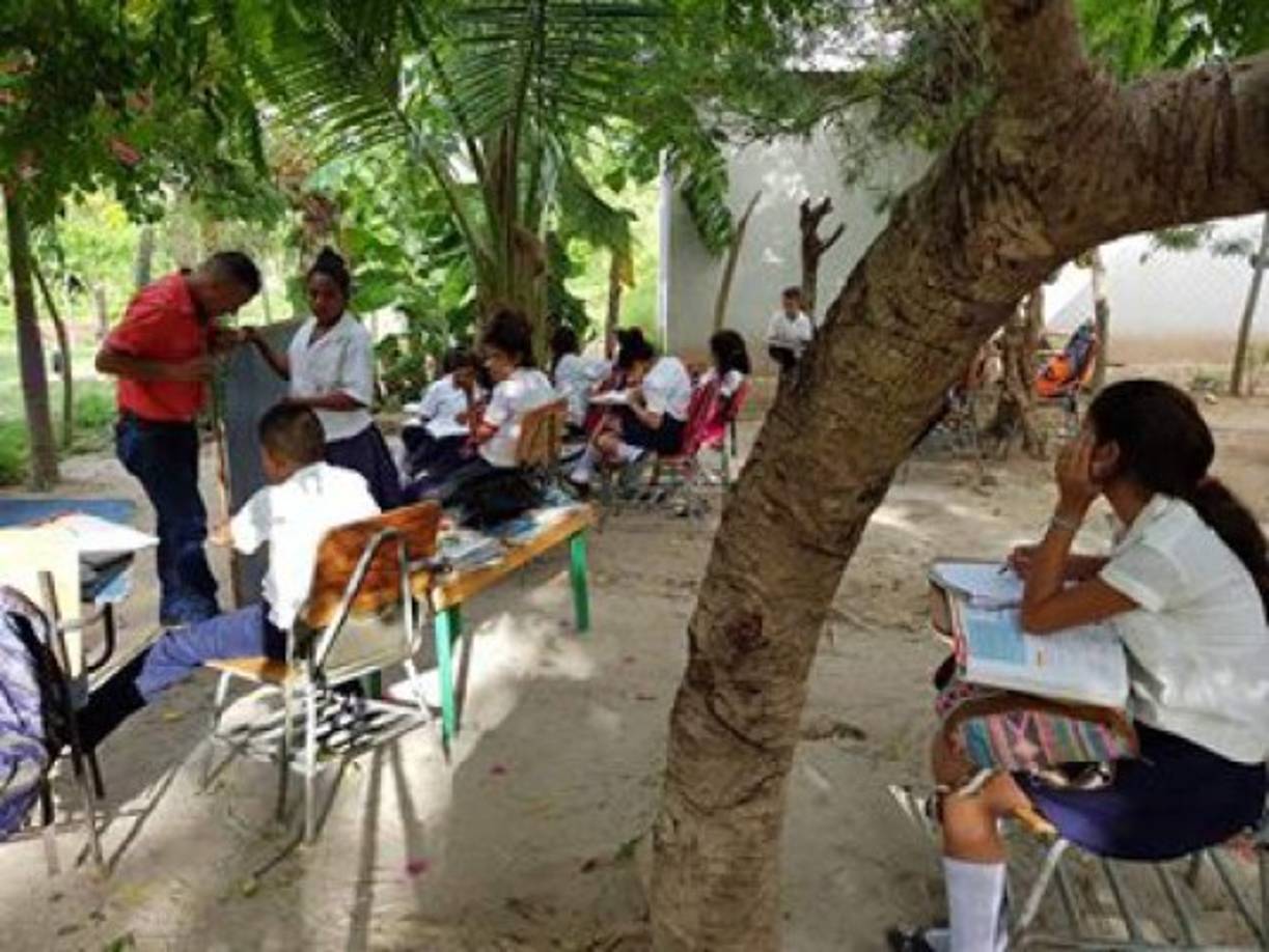 La docente Fanny Gamoneda, directora y maestra de la escuela, heroína de esta historia, relata que ella ha derramado lágrimas de impotencia al ver las dificultades con las que estudian los estudiantes que tiene a cargo. <br/>