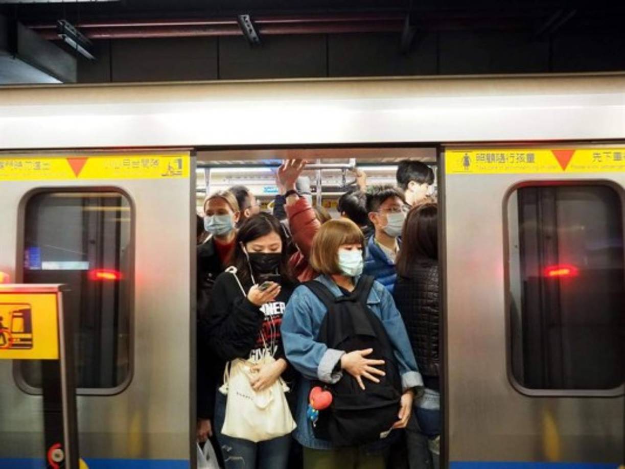Los vuelos y trenes provenientes de Wuhan quedan suspendidos a partir del jueves y los residentes no podrán abandonar la ciudad sin un motivo especial.