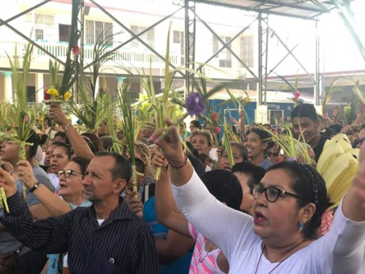 Cientos de feligreses congregados para recibir el agua bendita a las palmas que fueron traídas de la montaña de El Merendón.