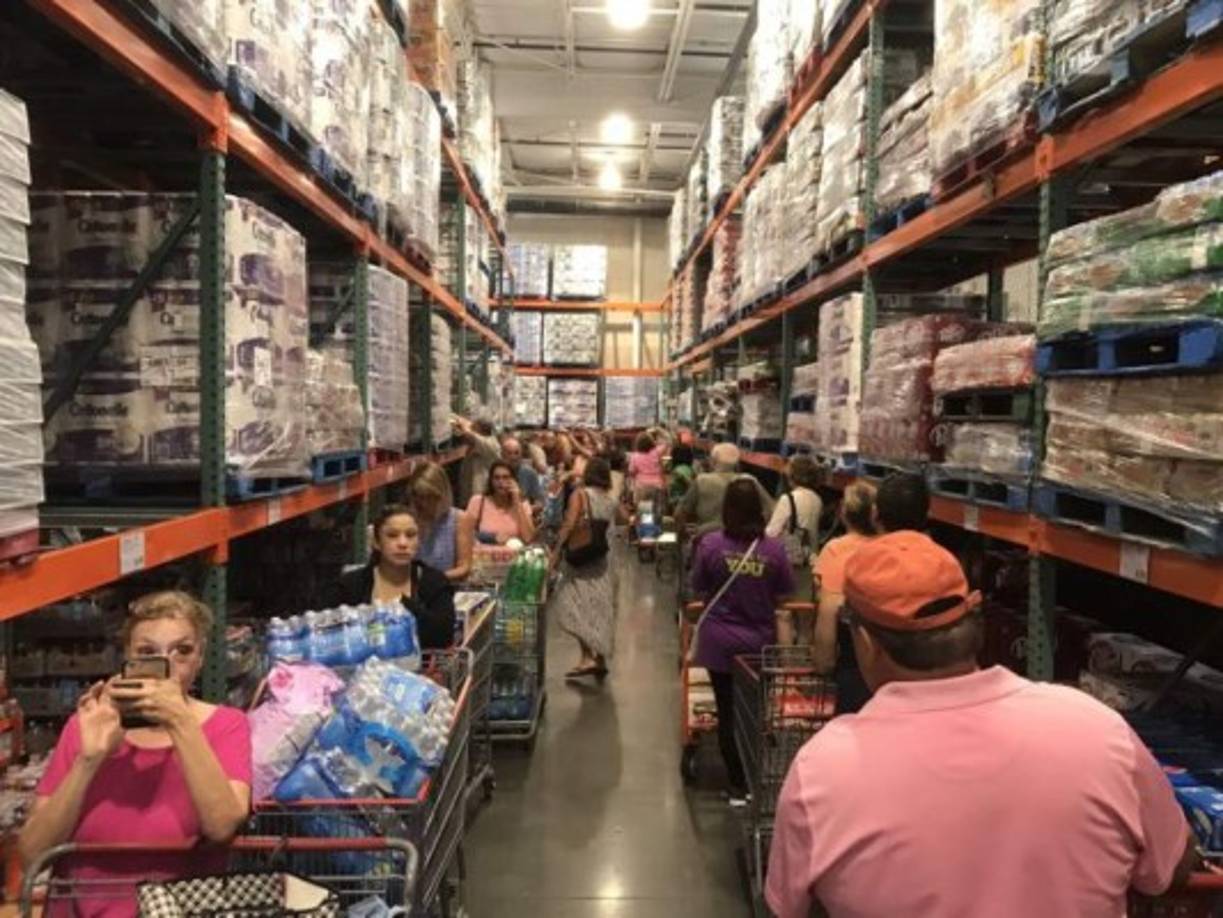 Los residentes de la Florida abarrotaron los supermercados este martes tras el anuncio de que el huracán Irma alcanzó la categoría 5 y se enfila hacia el Caribe y la costa este de los Estados Unidos. Foto Tampa Bay.