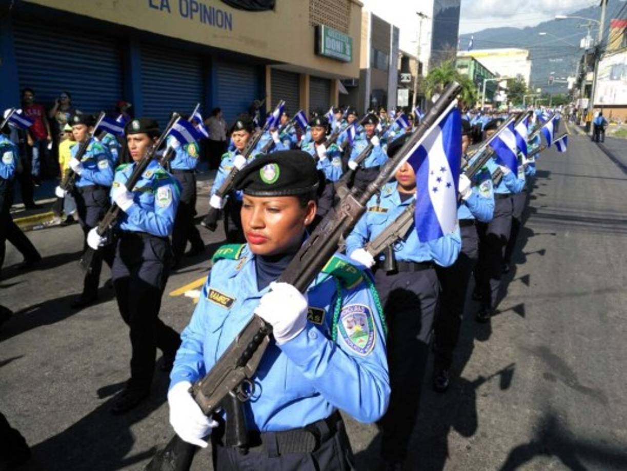 También los militares y organismos oficiales en todo el país, rinden tributo a la patria siendo parte del tradicional desfile.<br/><br/>