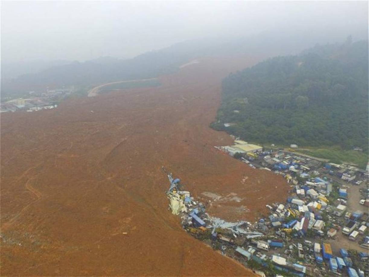En el sector de Shenzh un deslizamiento de tierra sepultó más de 30 edificaciones el domingo.