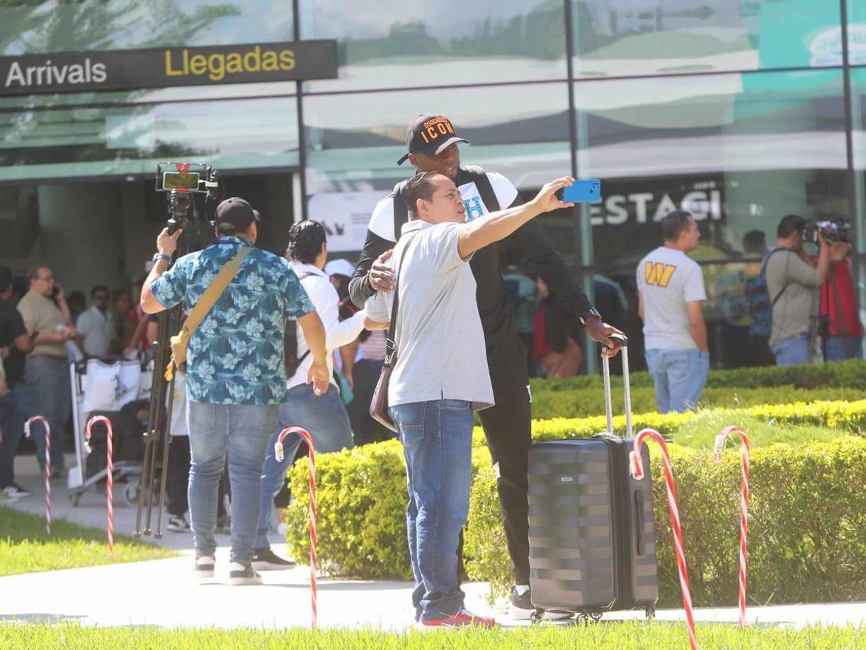 Yustin Arboleda se mostró accesible con los aficionados en el Aeropuerto Internacional de Palmerola de Comayagua.