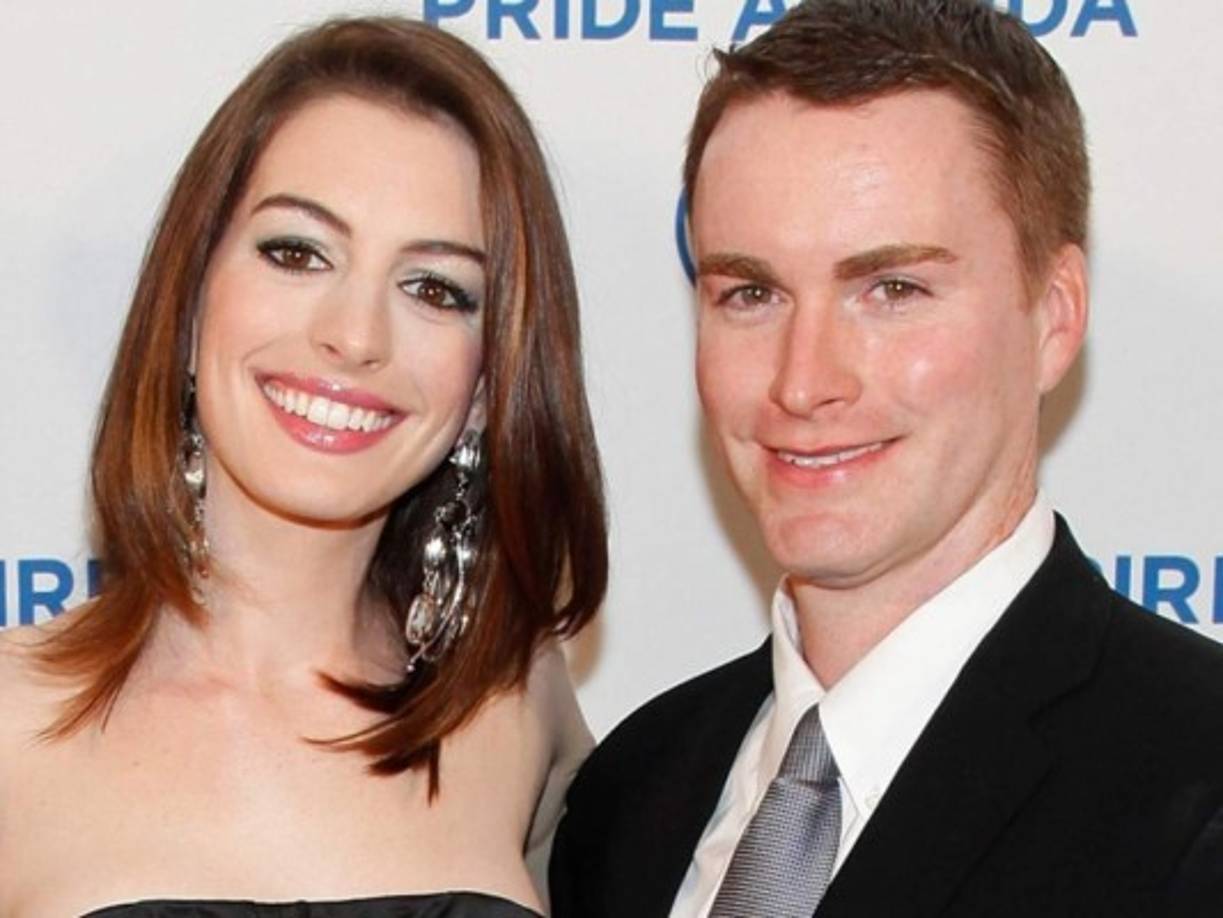 La actriz en una entrevista para un medio intenacional declaró que dejó el catolicismo en apoyo a su hermano Michael.<br/><br/> '¿Por qué debería pertenecer a una organización que tiene una visión limitada de mi amado hermano?', explicó Hathaway.