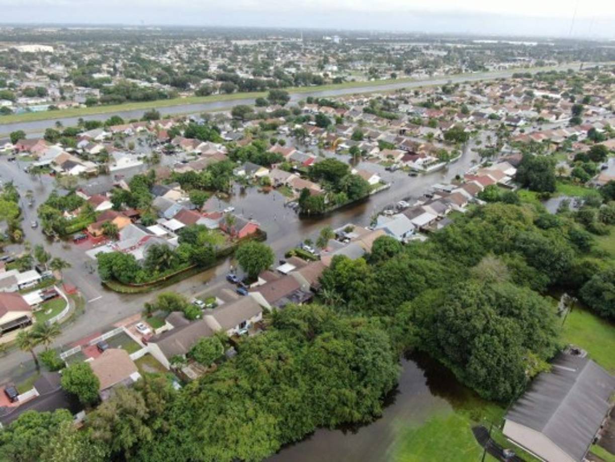 Eta se debilitó al tocar los Cayos de Florida, en el extremo sur del estado, y no se espera que vuelva a fortalecerse, informó el Centro Nacional de Huracanes (CNH) de Estados Unidos, que rebajó las advertencias iniciales sobre el ciclón.