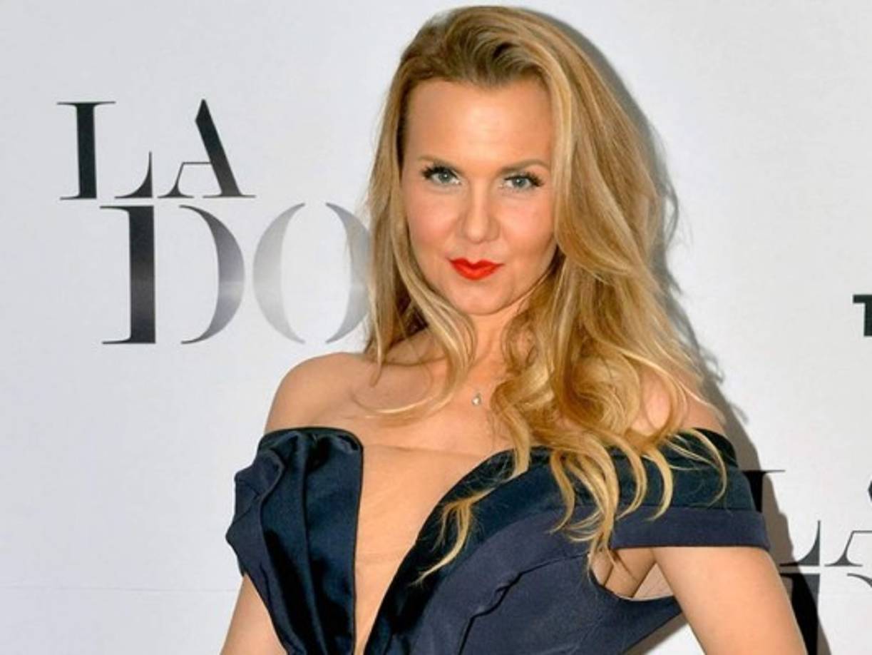 Michelle Vieth: La actriz mexicana fue víctima de una ex pareja, cuando este decidió filtrar videos con contenido sexual, los cuales, según la actriz, fueron editados para que solo apareciera ella, obviando a su pareja en ese momento, Héctor Soberón.<br/><br/>'Ya no soy la joven con miedo 15 años menor que @hsoberon @hector_soberon dolida, temerosa, tan aturdida e intentando entender cómo después de tanto amor sucedía lo que sucedía ...Hoy NO TENGO MIEDO y hoy pongo un ALTO... BASTA!! Que el señor haya decidido violar mis Derechos Humanos @CNDH en específico mis derechos sexuales tan cobardemente al decidir editar, quitar su cara y su voz y de varios videos que el mismo tomó, hacer uno solo y lucrar con él...', escribió la actriz en su cuenta de Instagram.<br/>