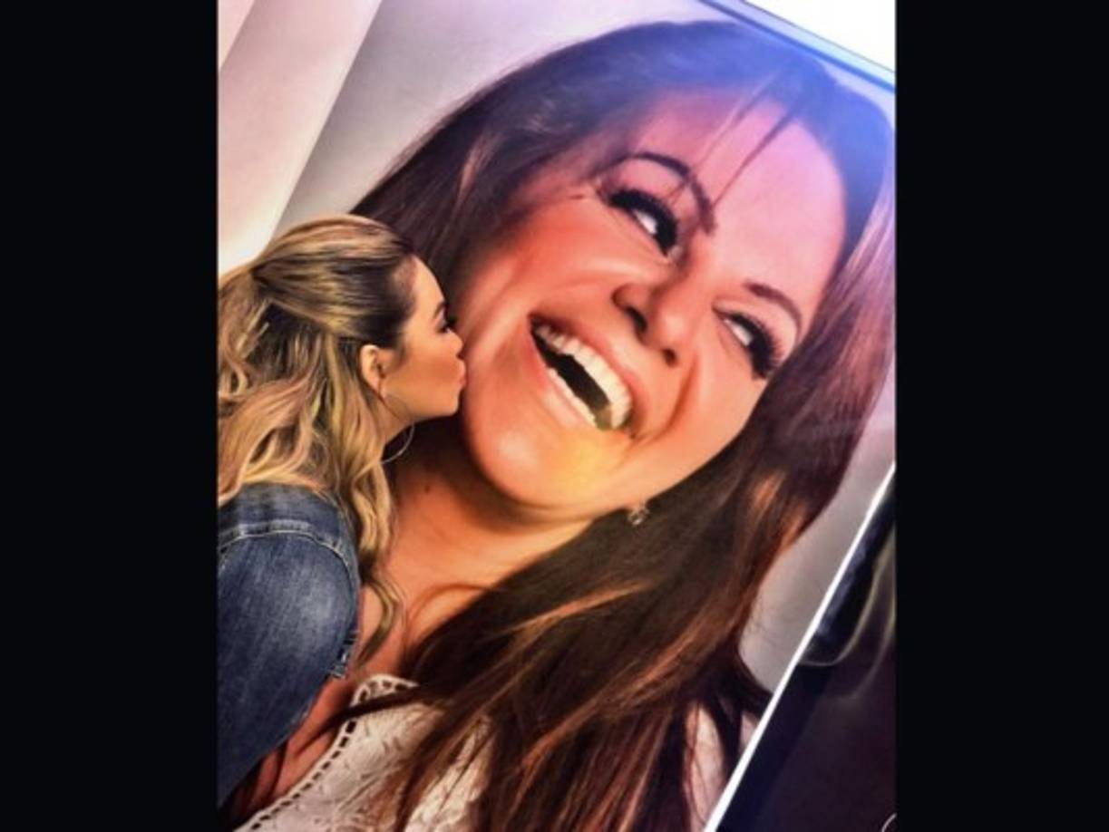 Es hija de la fallecida estrella latina, la 'Gran Diva de la Banda', Jenni Rivera.