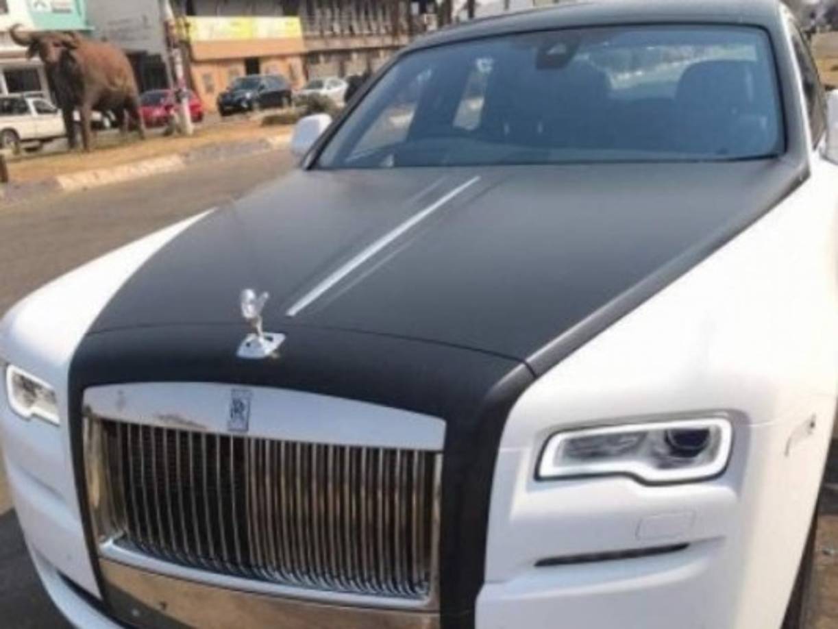 Los lujosos autos han sido fotografiados circulando por Harare, la capital de uno de los países más pobres del mundo.