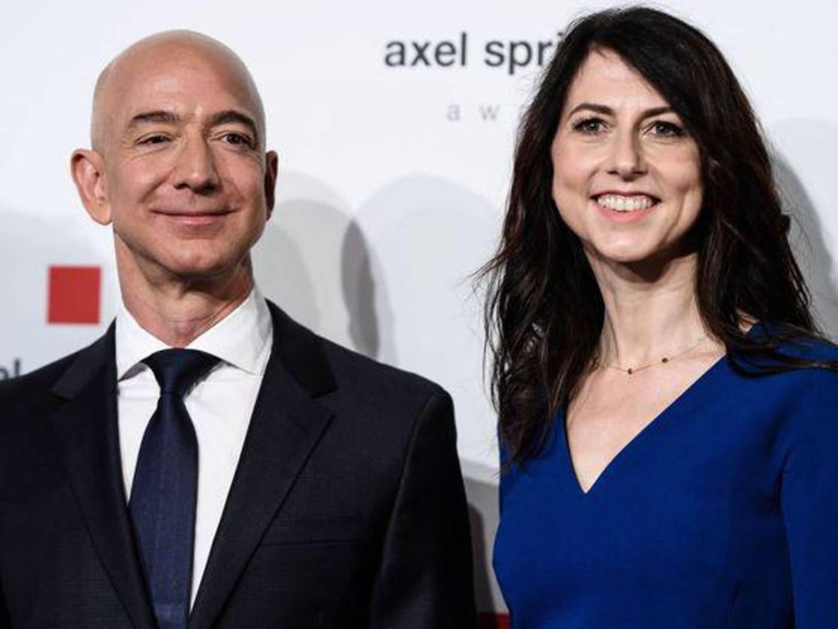 MacKenzie Scott, ex esposa de Jeff Bezos, es la novena mujer más poderosa del mundo, según Forbes. Este año, MacKenzie anunció que donará 640 millones de dólares a varias organizaciones sin fines de lucro.