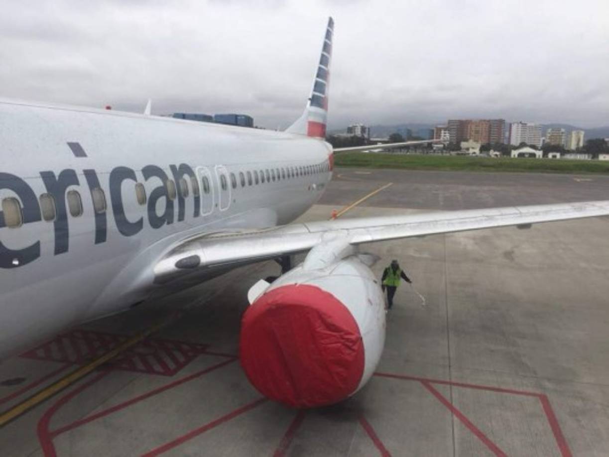 La pista del aeropuerto internacional La Aurora, en la capital guatemalteca, fue cerrada debido a la caída de ceniza del volcán de Fuego, informó una fuente oficial.