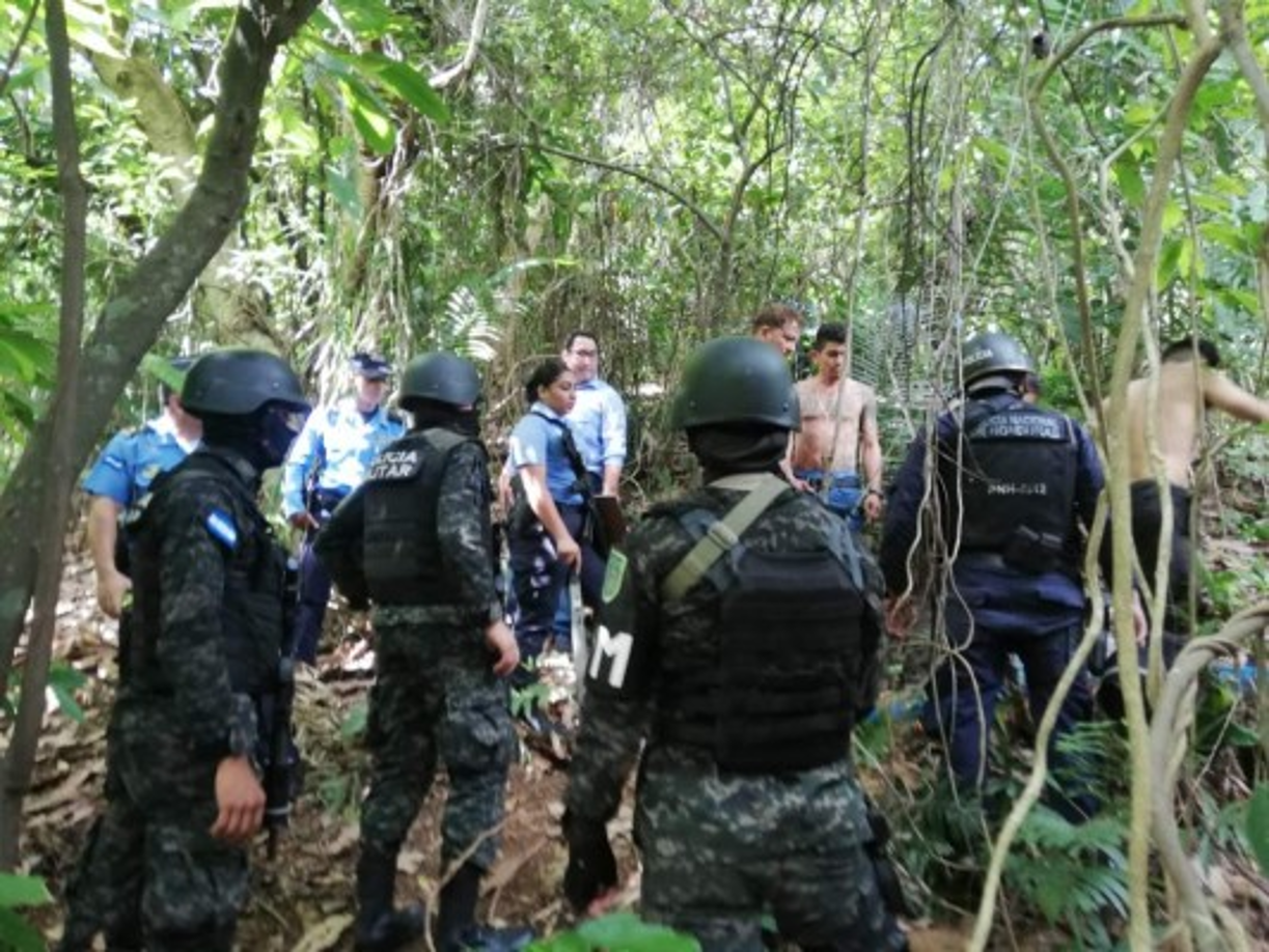 Los agentes policiales llegaron a la cumbre del Merendon y requirieron a los pandilleros con tatuajes alusivos a esta estructura criminal y se supone que muchos de ellos son cabecillas. Ellos mantienen en zozobra a la ciudadanía de la zona norte.