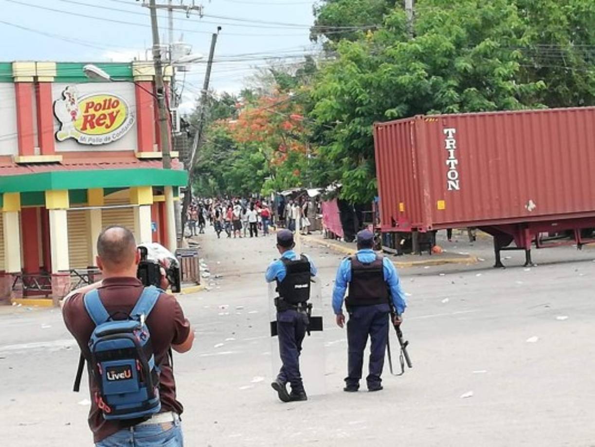 Al momento del desalojo, los manifestantes desafiaron a los elementos policiales y los atacaron con piedras y palos.