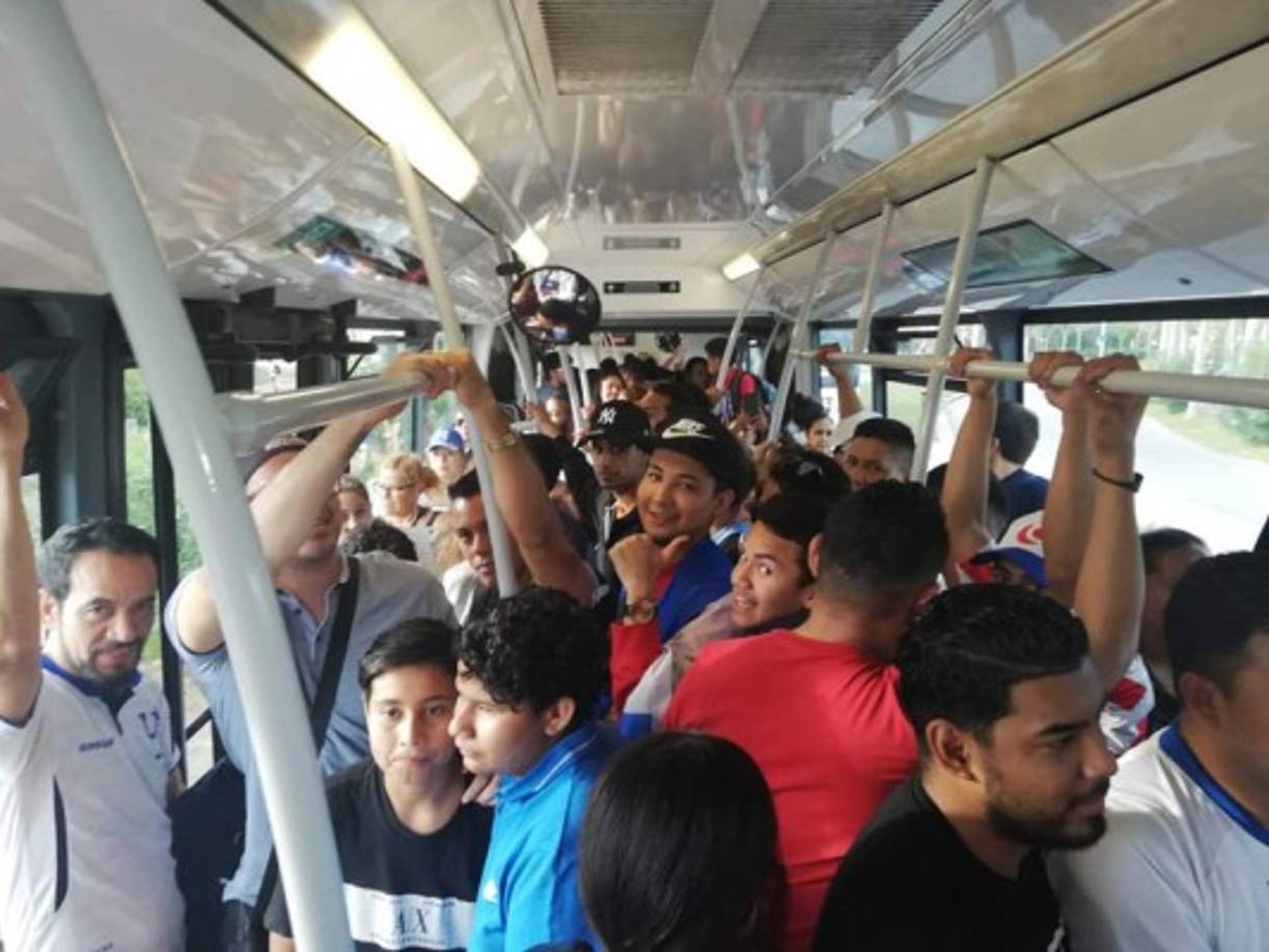 Muchos aficionados hondureño se desplazaron en autobús al estadio Olímpico de Montjuïc. Foto Facebook Radio Catracha BCN