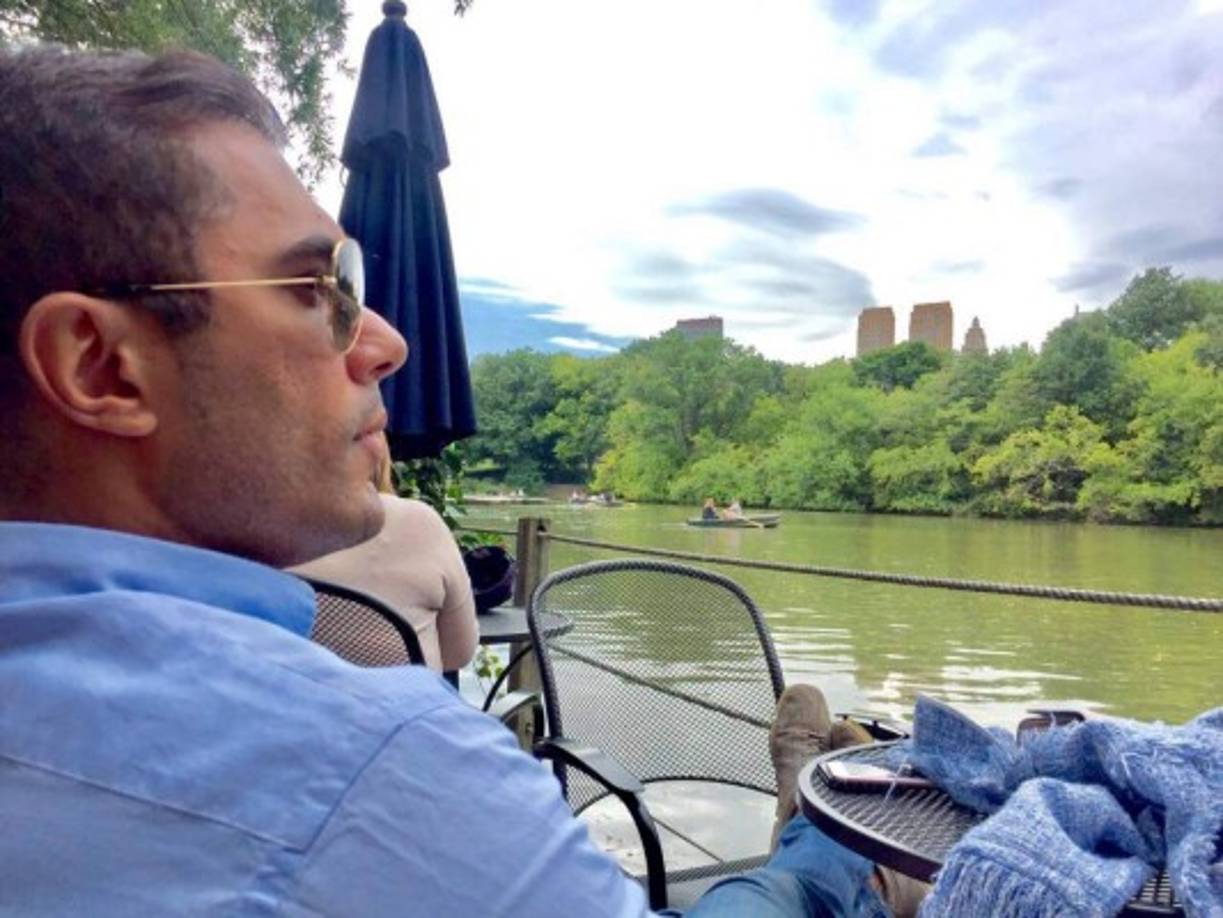 Tras celebrar la victoria de Brasil, Erick y sus amigos se pusieron a disputar un corto partido de fútbol en el patio de la residencia de su novia, hasta que la pelota cayó en un canal.