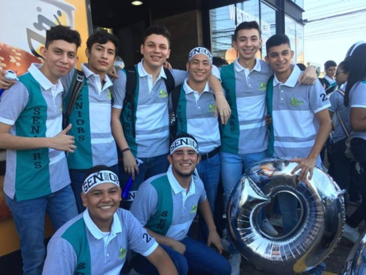 Vehículos adornados con globos y pancartas condujeron a los alumnos de undécimo grado hasta la fundación en la colonia El Periodista.<br/><br/>Al llegar, el resto de los estudiantes los esperaban y los recibieron como reyes, pues están por culminar esta bonita etapa estudiantil.<br/><br/>FOTO: Fernando Caballero, Jorge Matute, José Melgar, Daniel Durón, Douglas Melgar con René Aguiriano, Marcos Ríos y Allan Morán