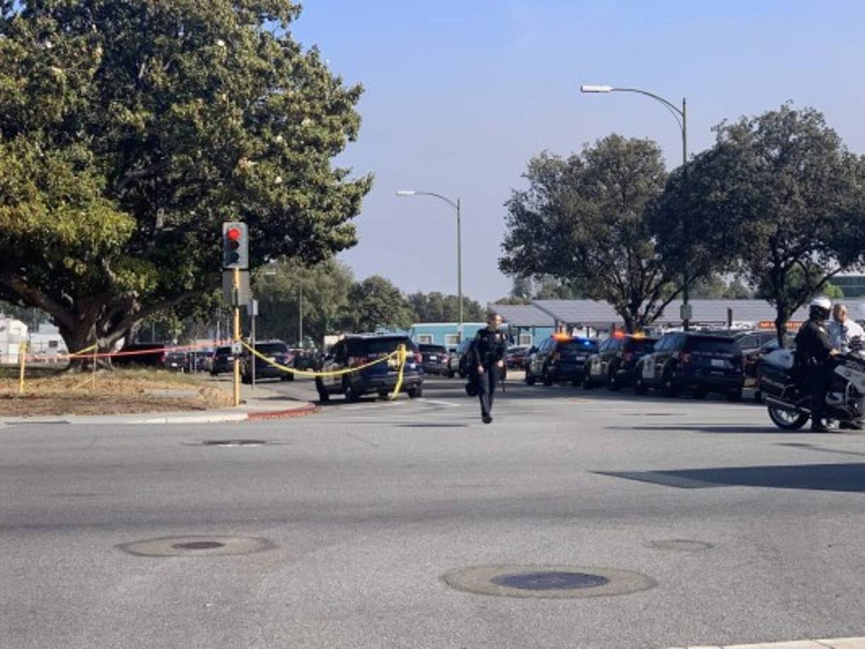 No estaba claro hasta ahora si el atacante era un trabajador de la instalación, pero la policía detalló que algunas de las víctimas eran empleados del lugar.