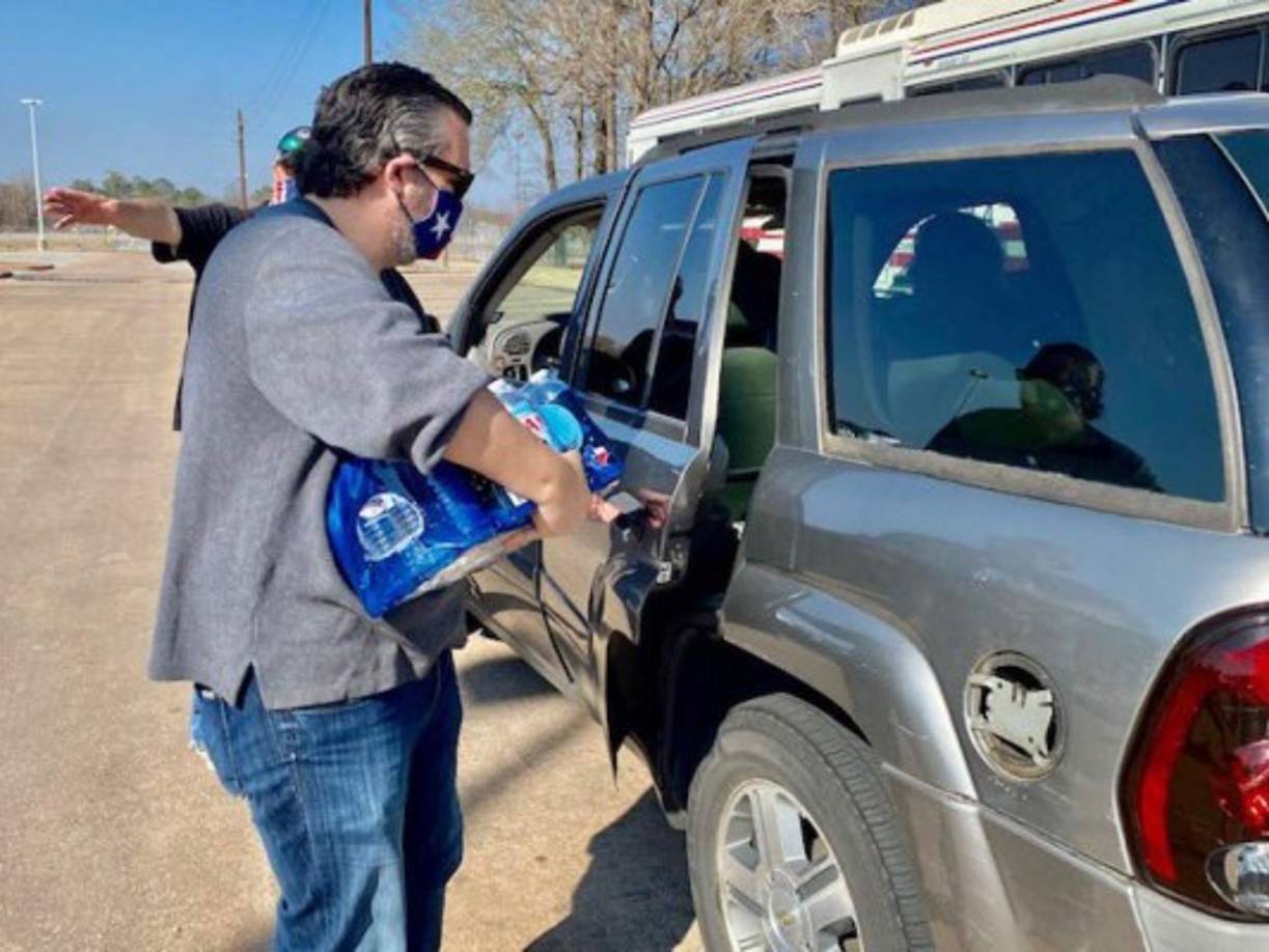 El senador republicano publicó ayer varias fotos en su cuenta de Twitter que lo muestran entregando agua a las personas afectadas por las mortales nevadas que golpearon el estado sureño.